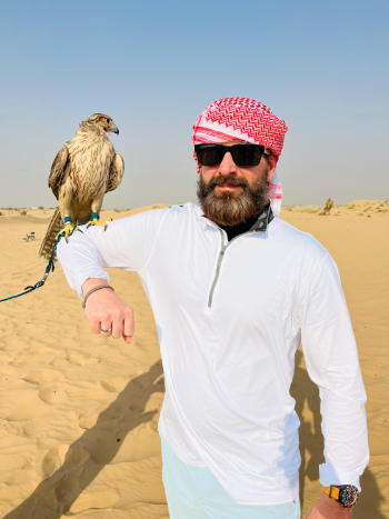 photo-with-falcon-dubai-sand-adventure